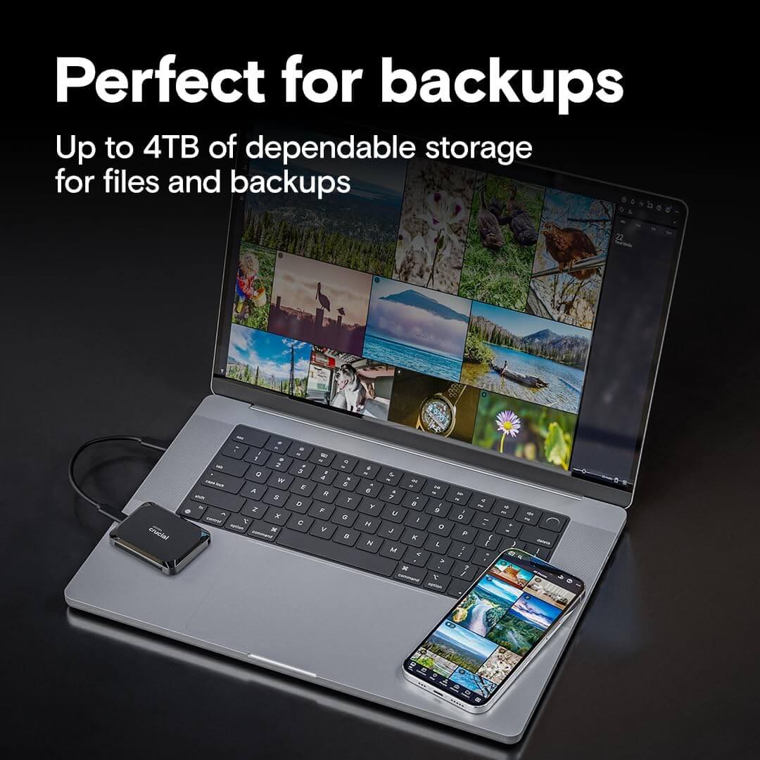 Crucial X9 2To SSD Portable connecté à un ordinateur portable pour des sauvegardes fiables.