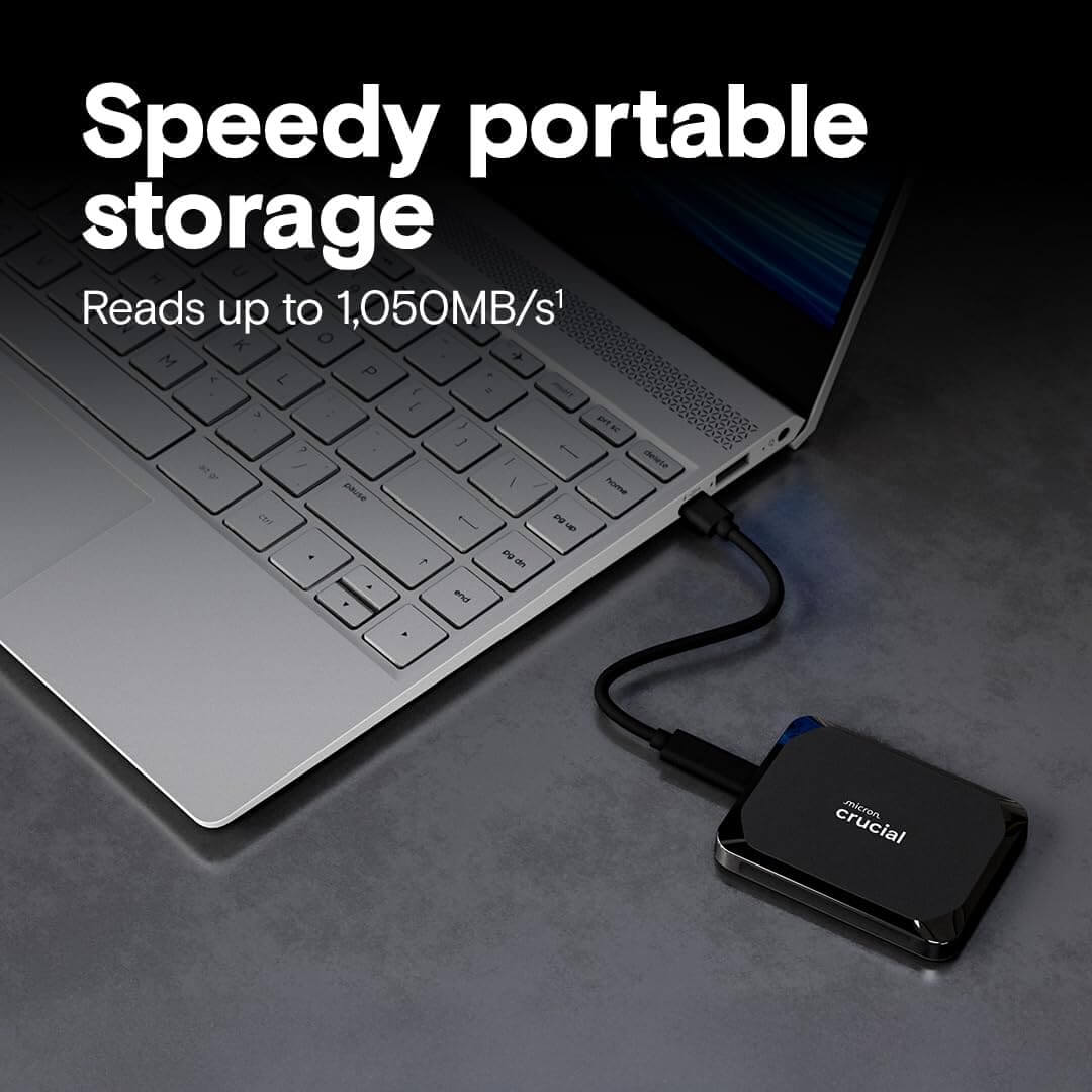 Crucial X9 2To SSD Portable connecté à un ordinateur portable avec des vitesses de lecture jusqu'à 1 050 Mo/s.