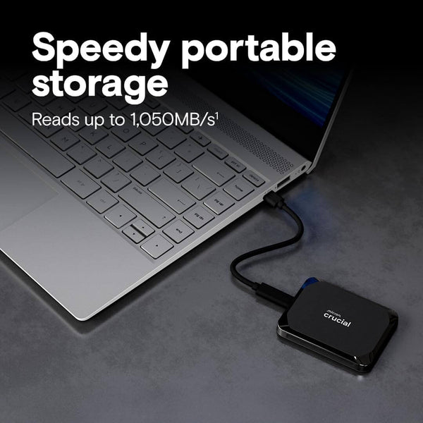 SSD portable Crucial X9 2 To connecté à un ordinateur portable, avec vitesse jusqu’à 1 050 Mo/s.