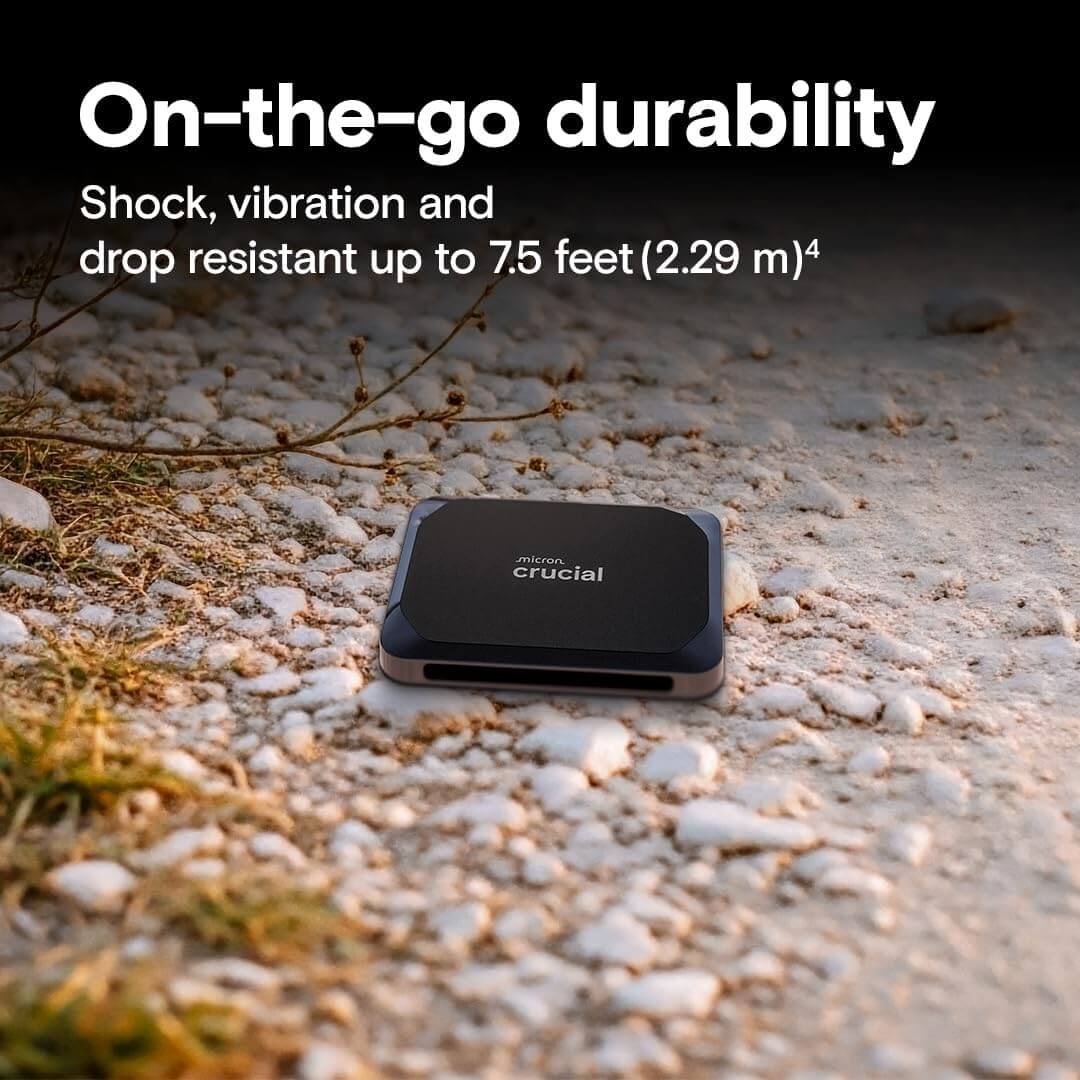 Crucial X9 2To SSD Portable sur un chemin, résistant aux chocs et aux chutes jusqu'à 7,5 pieds.