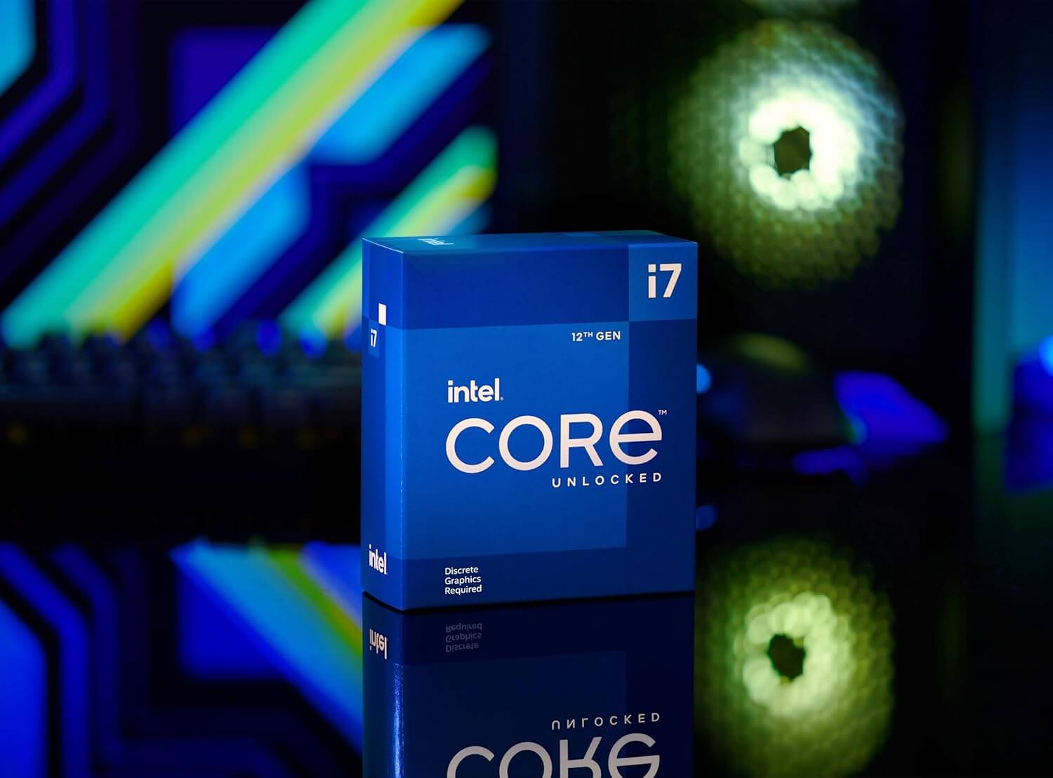 Processeur Intel Core i7-12700KF boîte de produit sur un fond stylisé avec éclairage LED.