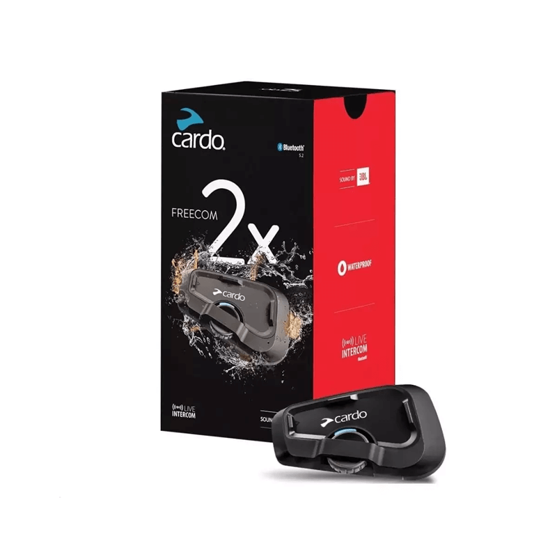 Intercom Cardo FREECOM 2X Sound by JBL fixé sur un casque intégral, micro relevé, design compact noir.