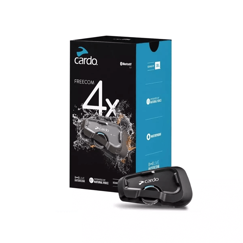 Intercom Cardo FREECOM 4X Sound by JBL monté sur un casque intégral, micro relevé, design noir élégant.