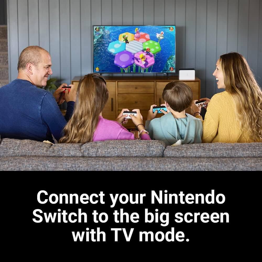 Famille jouant ensemble à la Console Nintendo Switch Oled sur grand écran avec le mode TV.
