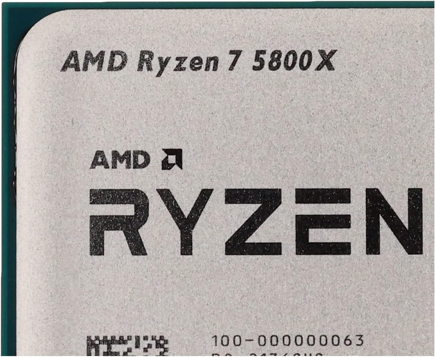 Processeur AMD Ryzen 7 5800X avec logo AMD sur son boîtier, mettant en valeur la puissance et l'efficacité.